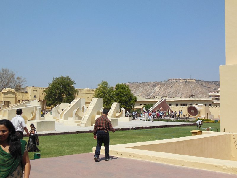 jantar mantar.jpg - De Jantar mantar. een observatorium gebouwd rond 1720 door Maharaja Jai Singh II. Het observatorium huisvest 14 instrumenten waarmee zaken als tijd precies gemeten kunnen worden.